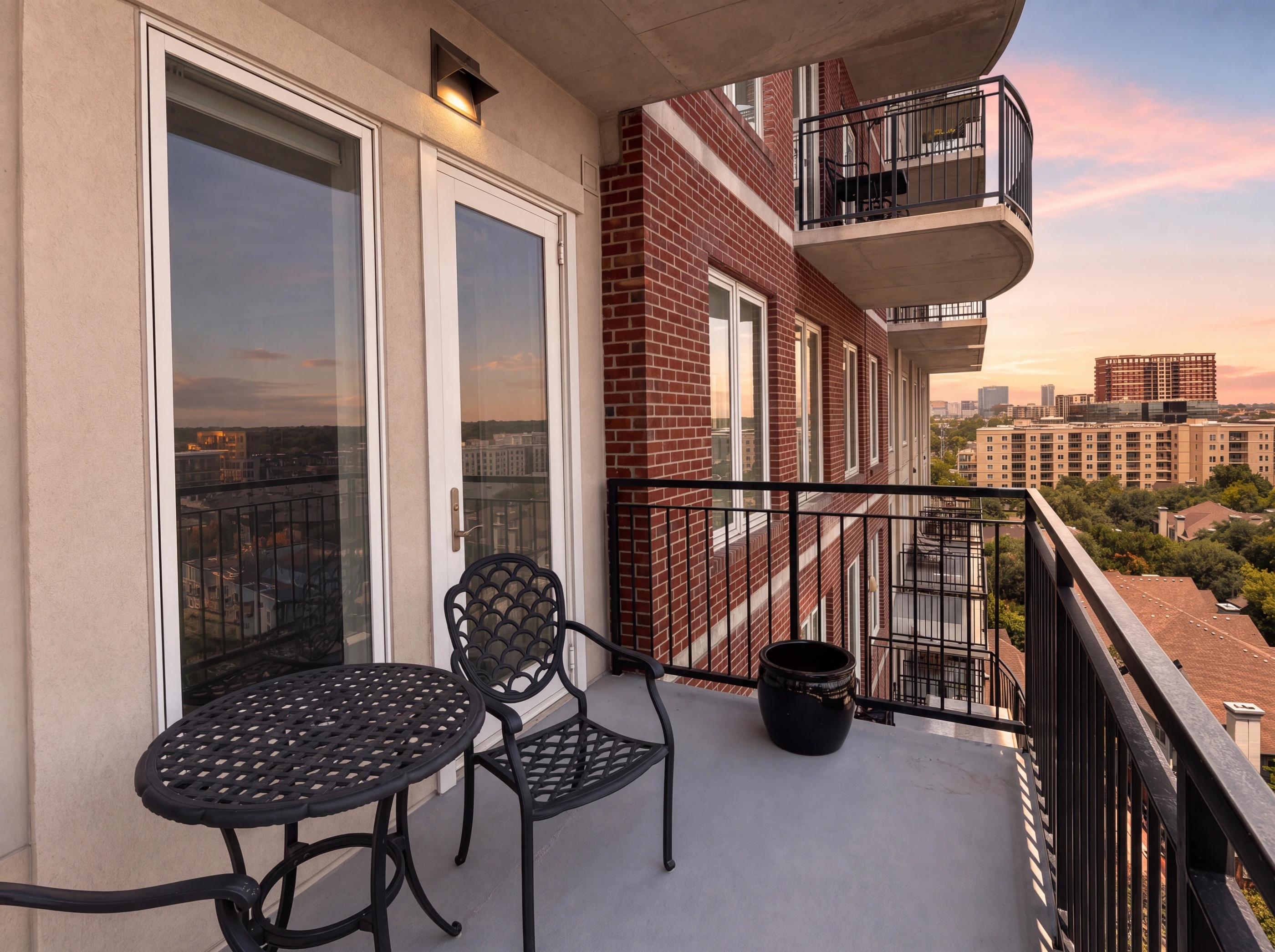 Balcony seating above Knox Street